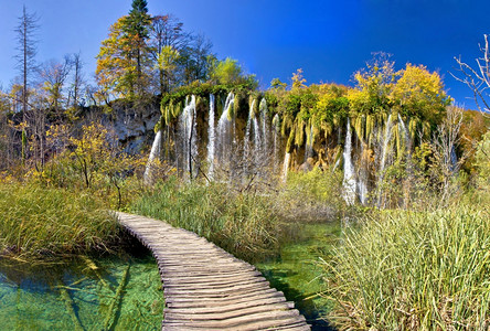 穿越大片湖泊croati公园的天堂图片