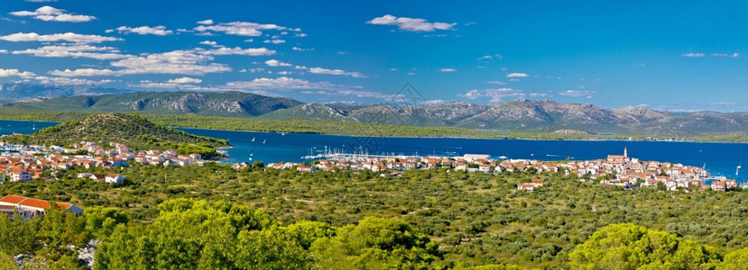 海边山丘上的Bitna村杂鱼岛croati图片