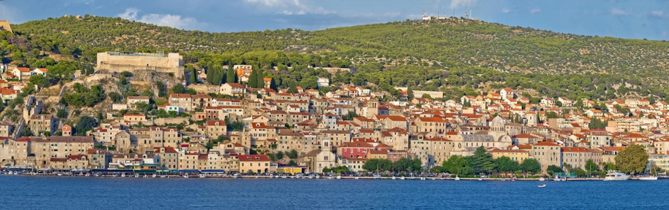 Sibenk镇水边全景croati的unesco世界遗产地图片