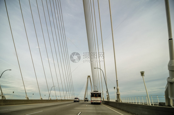 从桥上射出的白色吊桥图片