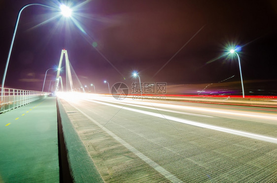 夜间长时接触在桥上通勤交图片