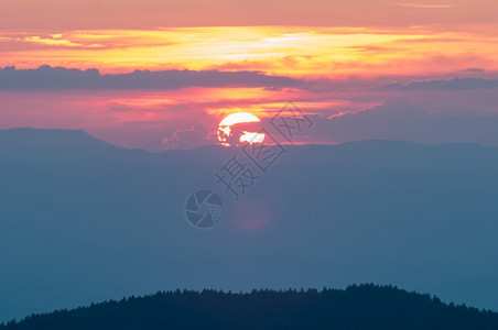 山上明亮的夕阳图片