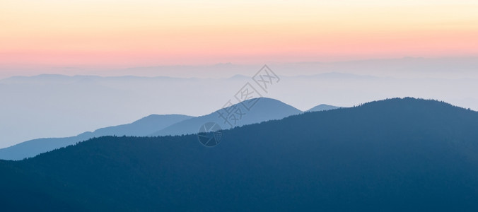 山上明亮的夕阳图片