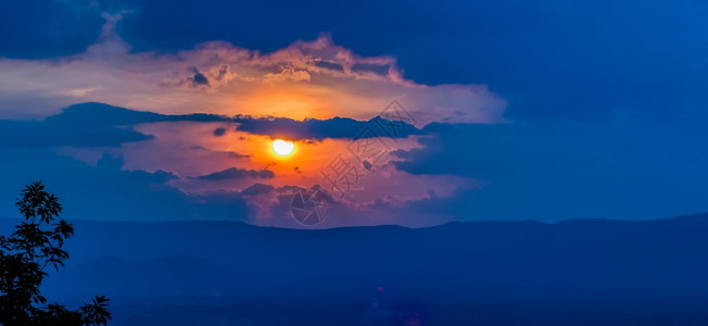 山上明亮的夕阳图片