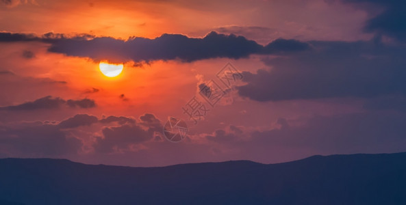 山上明亮的夕阳图片