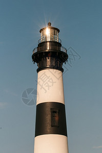 北卡罗利纳外岸的博迪岛黑白条纹灯塔和图片