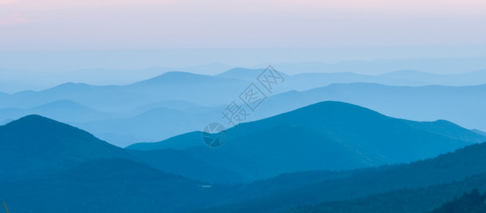 山上明亮的夕阳图片