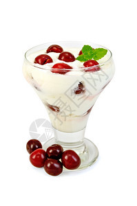 厚的酸奶有樱桃在玻璃杯子中樱桃孤立在白色背景上图片