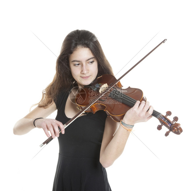 女孩在演播室演奏小提琴图片