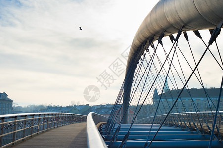 伯纳特卡大桥覆盖科拉考Krakow和波兰Korakw的对面河图片