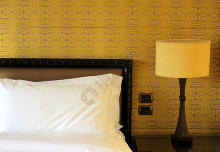 在酒店房间的王牌床顶上枕头的背景图片