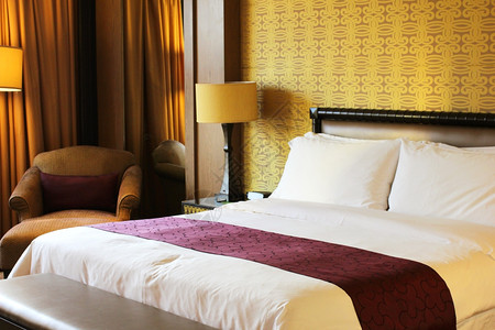 豪华酒店房间的王床图片