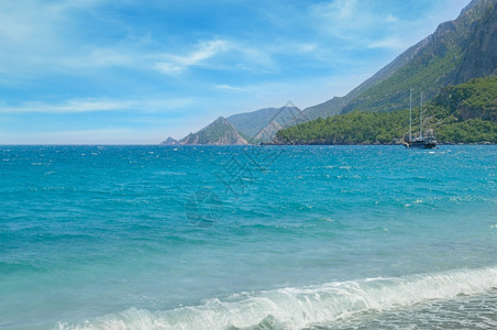 海景帆船和山区海岸图片