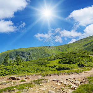 风雪山蓝天空和太阳图片