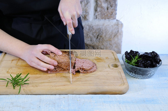 在厨房的木制板子上切美食图片