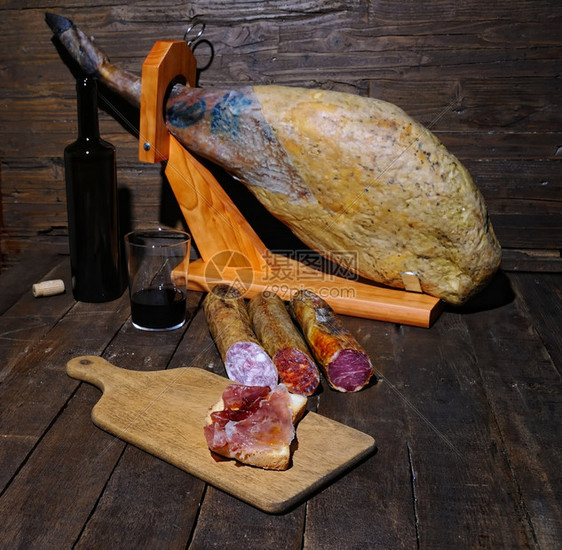 木制桌上的意大利火腿和西班牙香肠图片