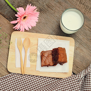 有牛奶和鲜花的美味巧克力蛋糕反转过滤效果图片