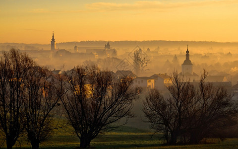 清晨雾中Krizevc镇教堂塔roati的frgoje地区图片