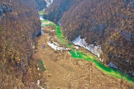 位于普拉切斯湖的绿色科拉纳河峡谷croati空中观察公园图片