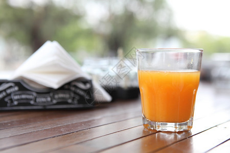 杯子里的橙汁图片