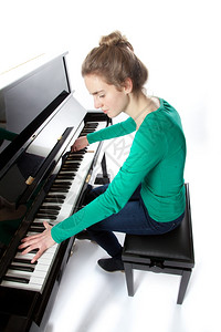 女青少年在工作室弹钢琴图片