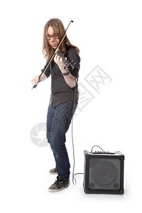 带着眼镜的年轻人玩电子小提琴站在工作室白色背景的画室图片