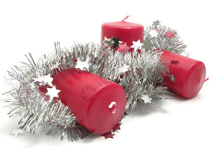 带有圣诞节装饰品的红蜡烛图片
