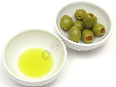 两碗加橄榄油和白底的菜图片