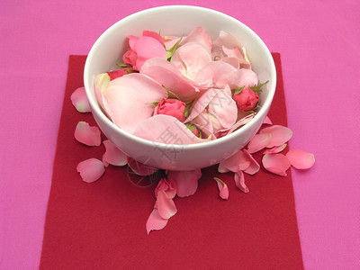 红色背景的白碗西华丽粉红玫瑰图片
