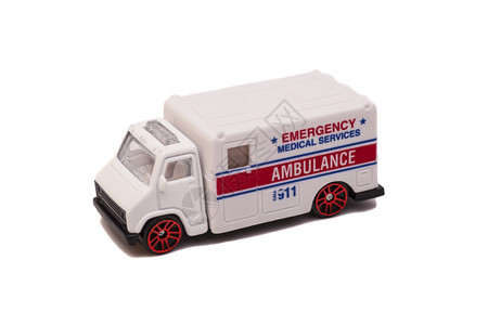 白色背景孤立的玩具救护车图片