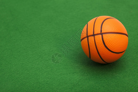 绿背景的篮球图片