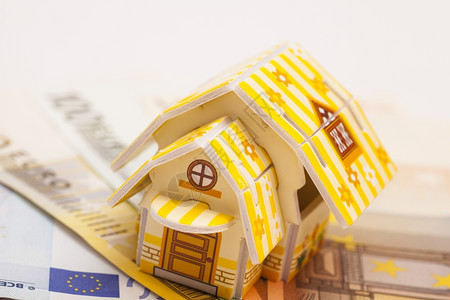 不动产业务概念放在欧元钞票上的玩具房模式图片