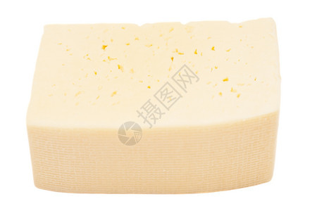白上孤立的一块奶酪图片