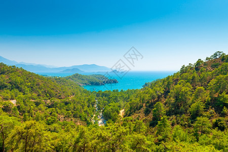 海湾和美丽的山丘全景图片