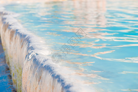 蓝色流动的水池图片