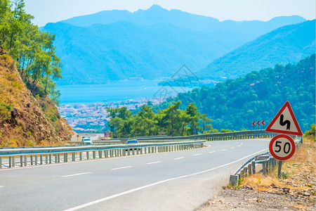 山高速公路和转弯的一组标志图片