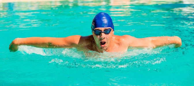 一位年轻游泳运动员参加体育活的肖像图片