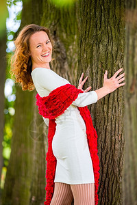 欢笑着的女孩假扮在树旁的夏天公园图片
