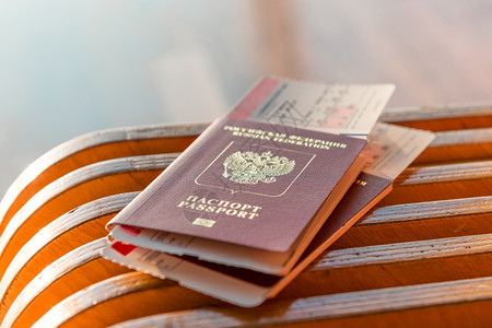 机场两张护照和一板凳票背景图片