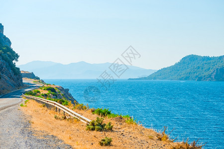 沿大海的山地公路图片