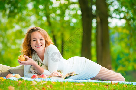 躺在公园里带着一本书图片