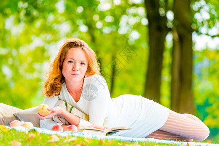 周末在公园休息的女人图片
