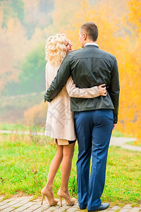 秋天公园的年轻夫妇图片