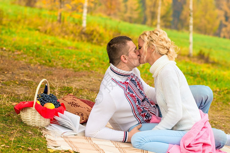 在公园亲吻的情侣图片