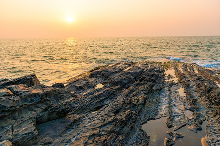 海边的橙色日落和明的阳光图片