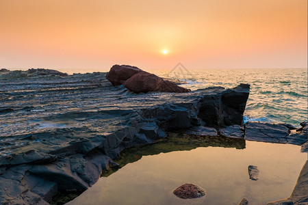 日落时硬化熔岩和海洋图片