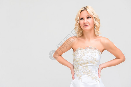 穿着洁白婚纱的金发新娘图片