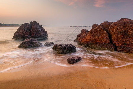 一大块巨石和沙滩清晨图片