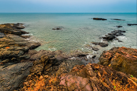 壮丽的海景浪和石头图片