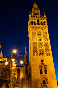 夜深时在西班牙塞维尔的吉拉达钟楼图片